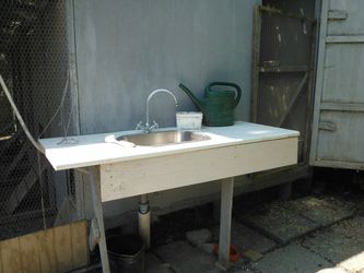 Ny bordplade med vask og vand, så rengøring af vandtrug og andet er lettere